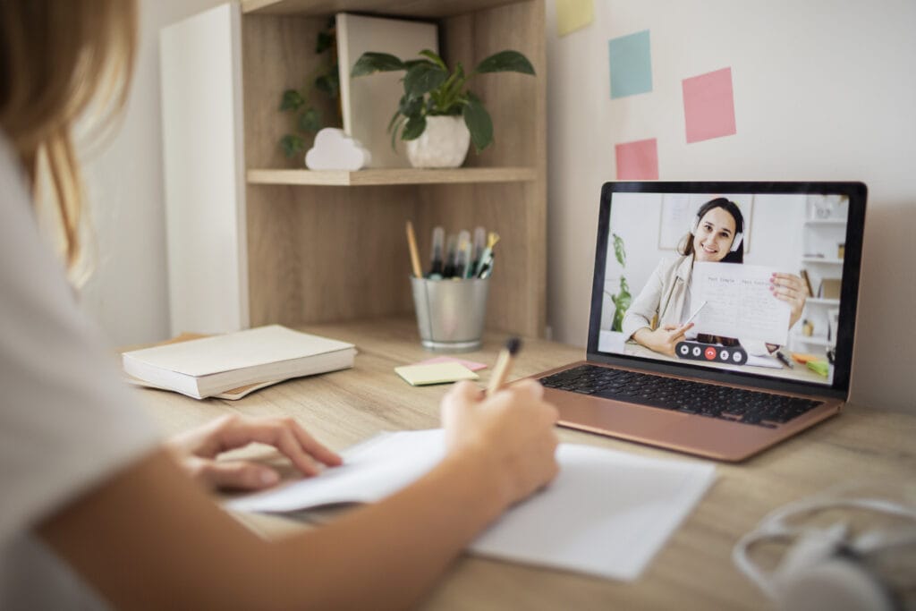 Adolescente con ansiedad recibiendo apoyo psicológico online