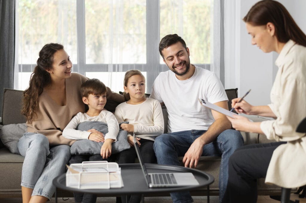 Familia en consulta con psicólogo online, DiverMente
